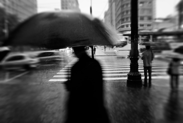 Noir rain - 35 Fantastic Black and Whiite Street Photographs